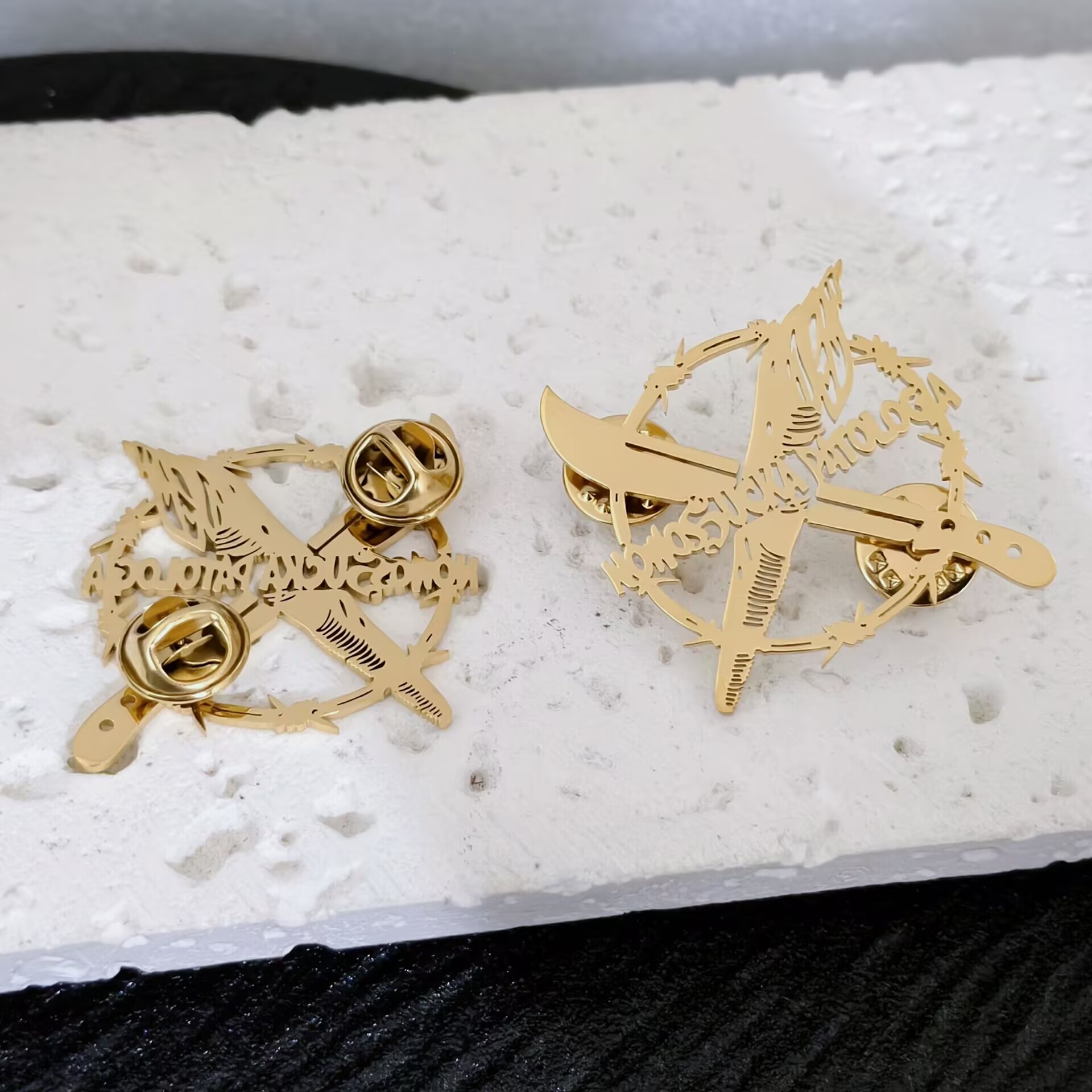 Broche de aço inoxidável perso - Tuxedo Lapel Pin avaliação e preço